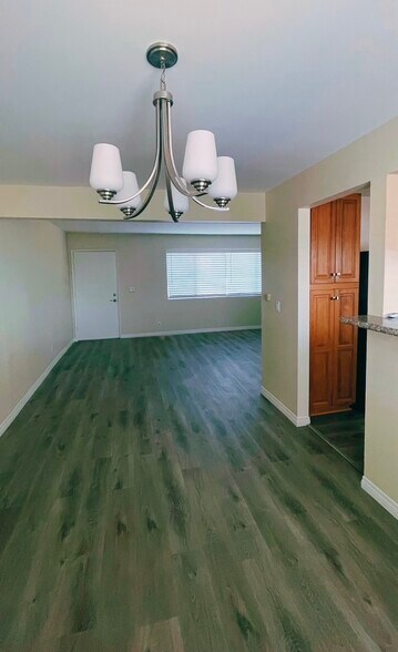 Building Photo - 842 N Screenland Dr