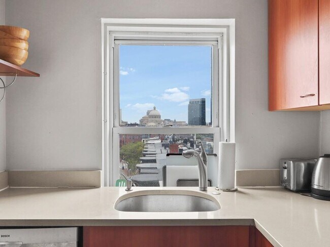 Building Photo - Amazing 3 bed 1 bath in the South End.... Sept 1st move in