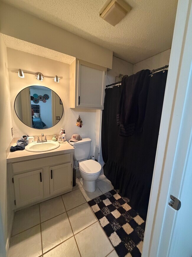 Building Photo - 927 E Krayler Ave