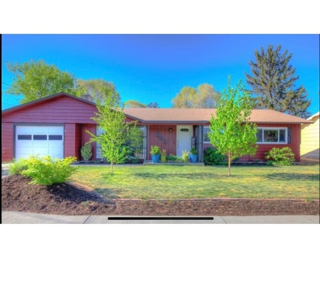 Building Photo - ? **Charming Single-Level Home Just Minute...