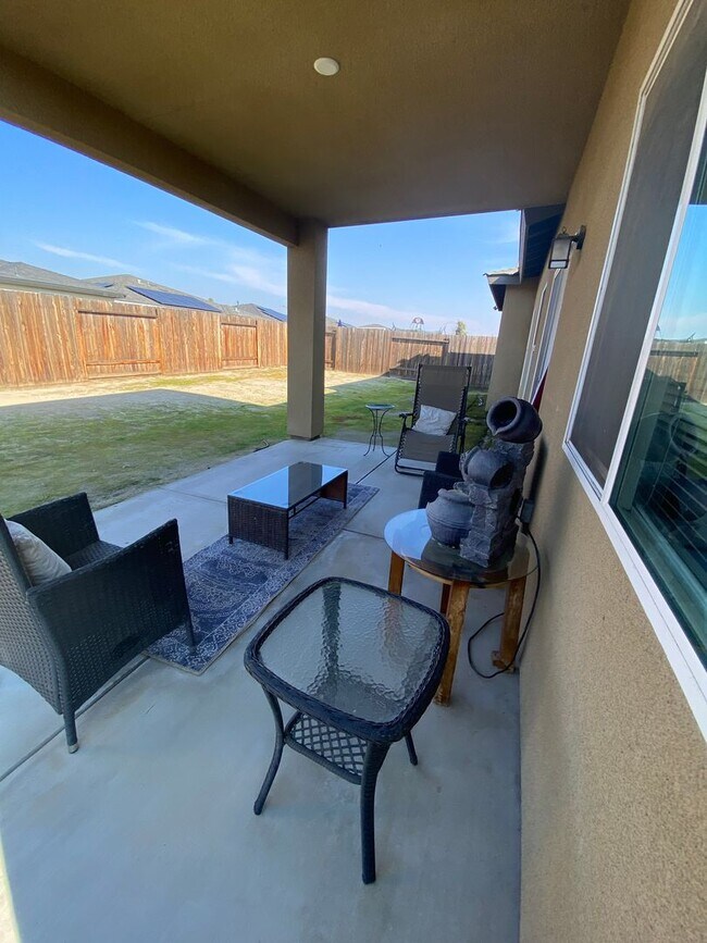 Building Photo - Welcome to the Best Deal in Town. Fully furnished 4 BD 2 BA house on a corner lot