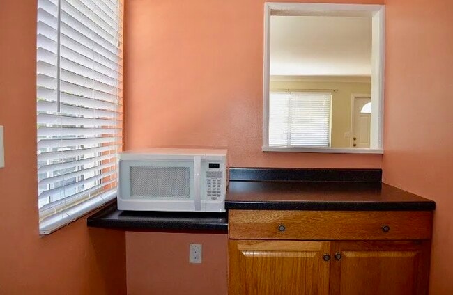 Building Photo - 325 Malverne Rd