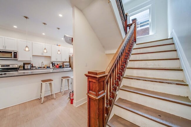 Building Photo - Massive Newly Renovated 11-Bedroom House o...