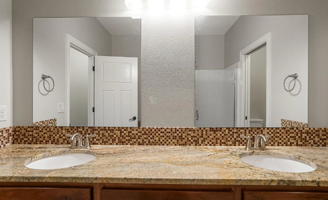 Building Photo - Beautiful and Spacious Single Family Condo...