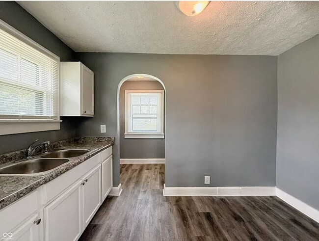 Building Photo - 3736 Kinnear Ave