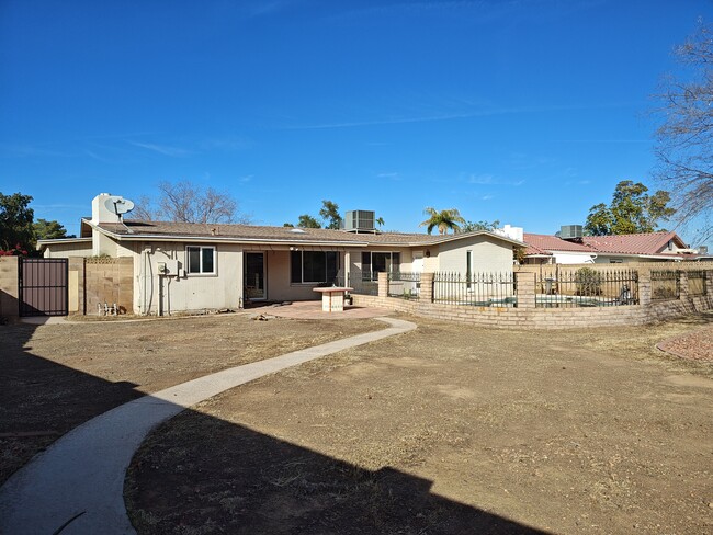 Building Photo - 3807 E Poinsettia Dr