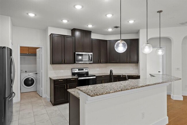 Building Photo - 544 Ayinger Ln