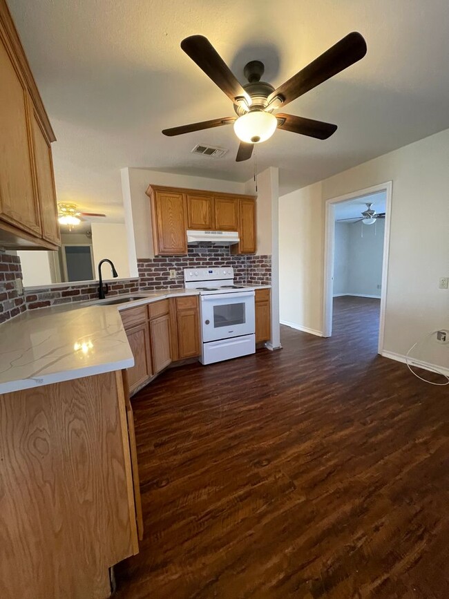 Building Photo - Very nice 3 bedroom 2 bath 2 car garage in...