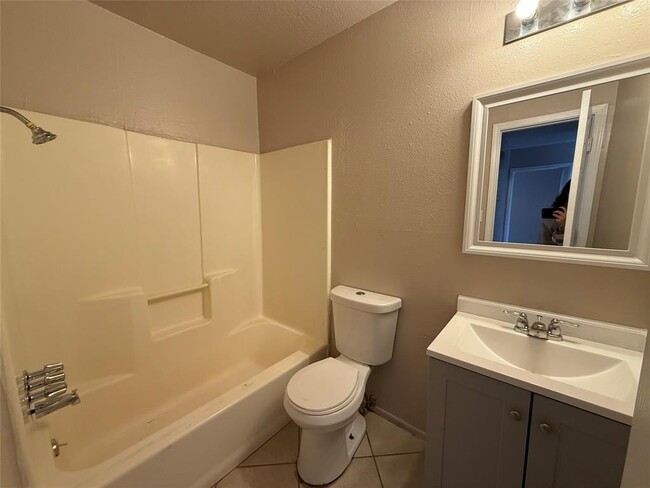 Building Photo - 2203 Donahue Ln