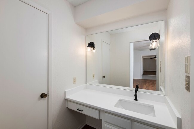 Building Photo - AVAILABLE NOW! BEAUTIFUL 3 BEDROOM HOME LO...