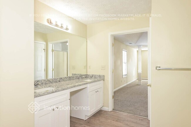 Building Photo - 6521 Carriage Ln