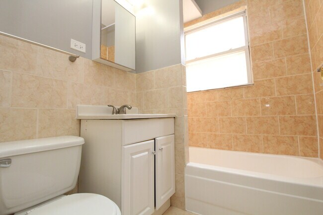 Building Photo - 1348 W Argyle St