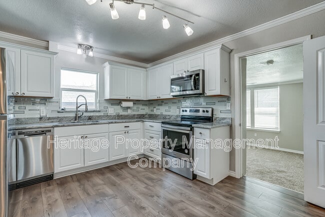 Building Photo - 479 S Sycamore Ave