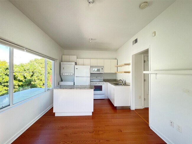 Building Photo - 1525 SW 9th St