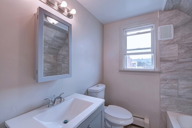 Building Photo - 93 Meadow St