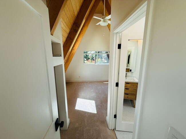 Building Photo - 3 bed 2 bath home for rent in South Lake Tahoe