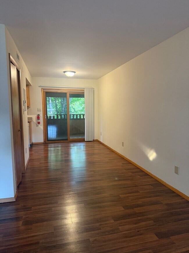 Building Photo - 2 Bedroom, 1.5 bath Townhouse: Cedar Grove...