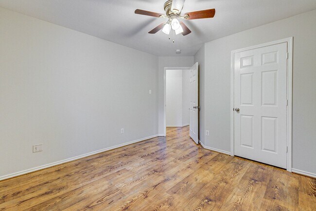 Building Photo - Stylish Woodlands Home Steps from H-E-B & ...