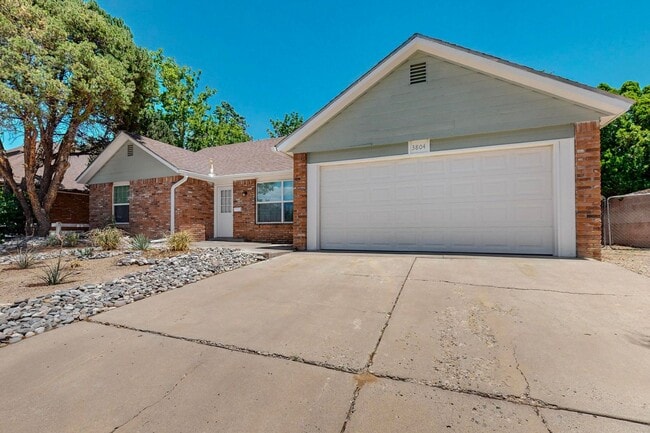 Building Photo - 3 Bedroom 2 Bath with 2 car garage