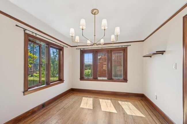 Building Photo - 5 bedroom in Seattle WA 98199