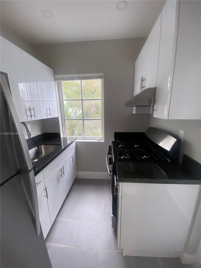 Building Photo - 320 25th St