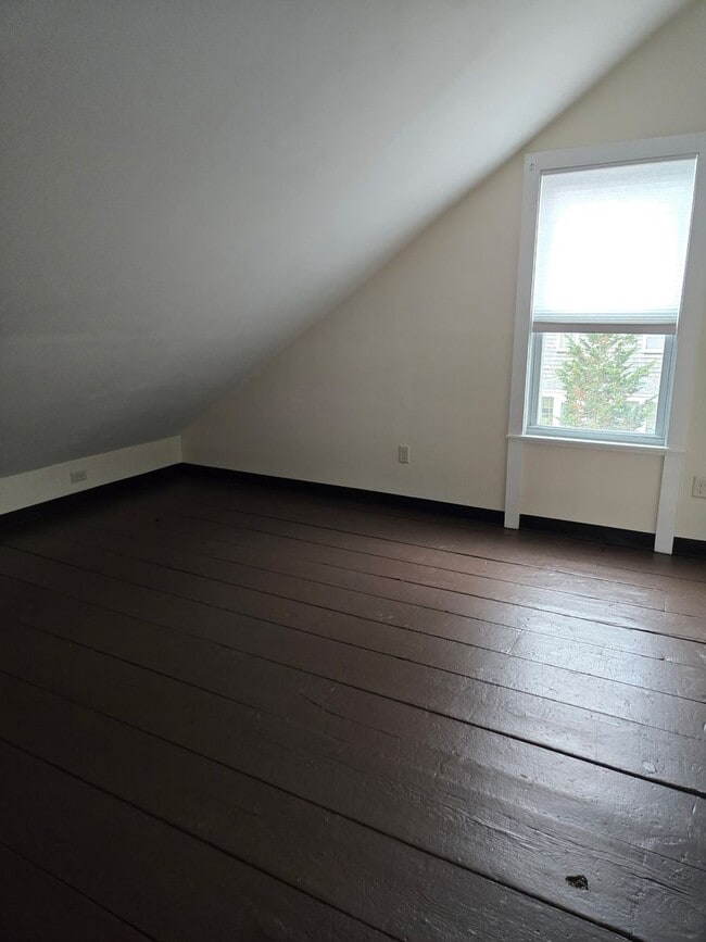 Building Photo - 18 School St