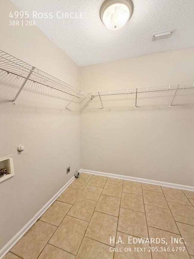 Building Photo - 4995 Ross Cir