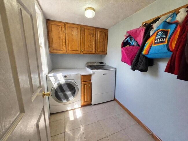 Building Photo - Country Living on 2.5 Acres Just Minutes from Eau Claire – 3 Bedroom Home with Bonus Rooms, Garag...