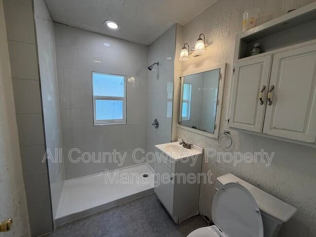 Building Photo - 810 E Gibbon St