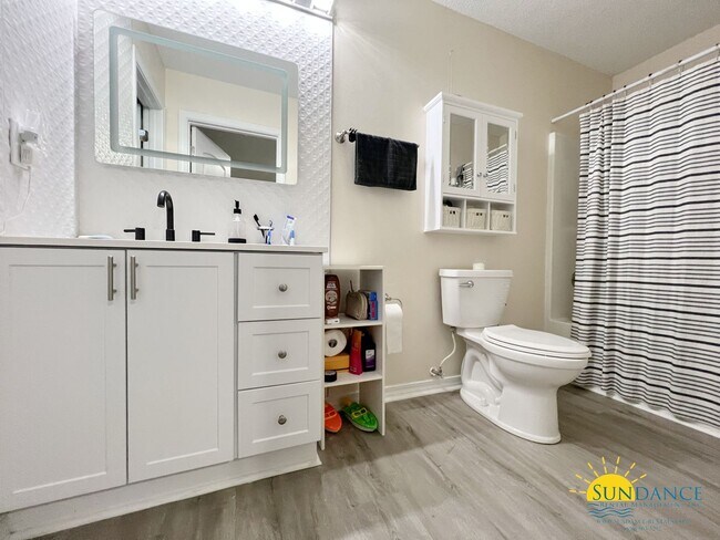 Building Photo - Custom upgrades in this beautiful Crestview home!