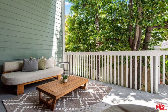 Building Photo - 3516 Vía Dolce