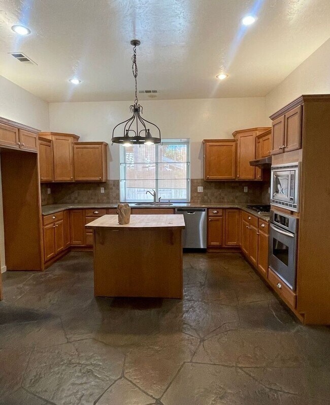 Building Photo - Beautiful 3BR/2BA Home in Prime Visalia Lo...