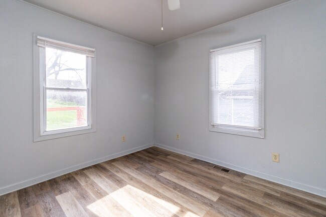 Building Photo - 218 W Columbia Ave
