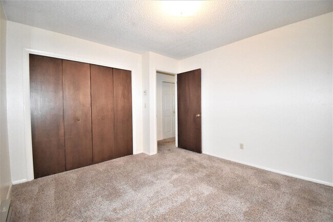 Building Photo - Great top floor 2 bed 1 bath condo, amazin...