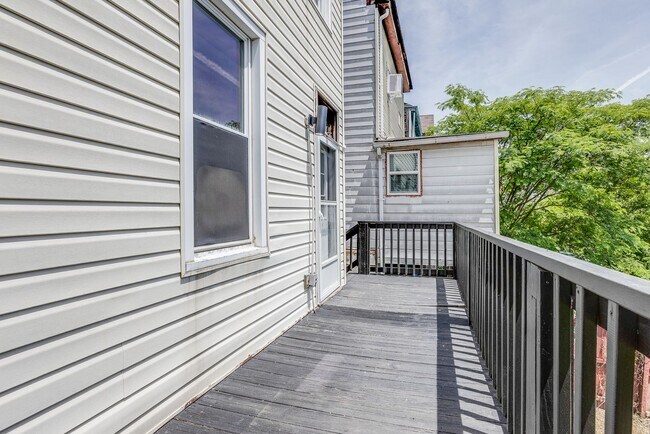 Building Photo - AVAILABLE NOW - Beautifully RENOVATED 3 Bedroom Home w/ TONS of Natural Light!