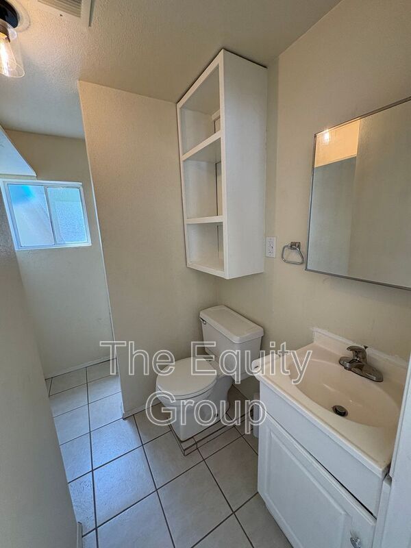 Building Photo - 1085 E Academy Ave