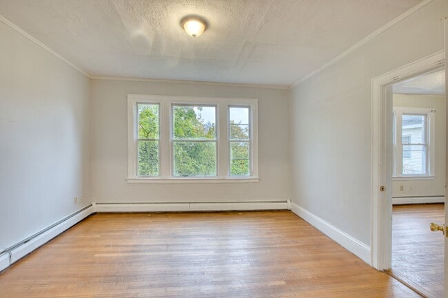 Building Photo - Newly Remodeled Spacious 3 Bedroom Apartment