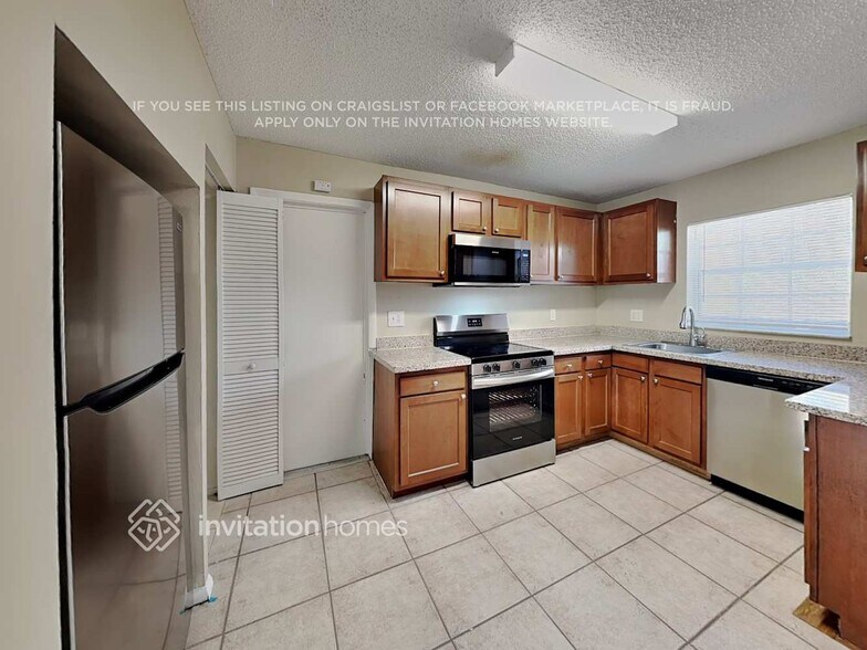 Building Photo - 8121 NW 44th Ct