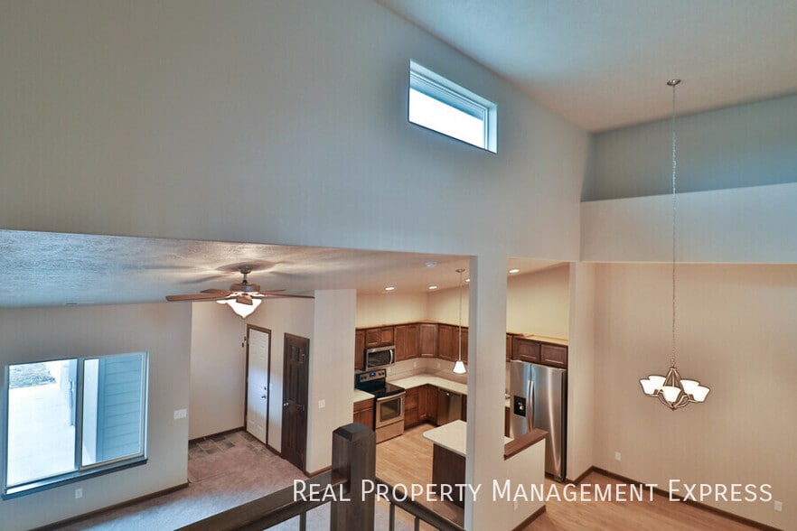 Building Photo - 3 Bedroom Luxury Townhome with 2-Stall Garage
