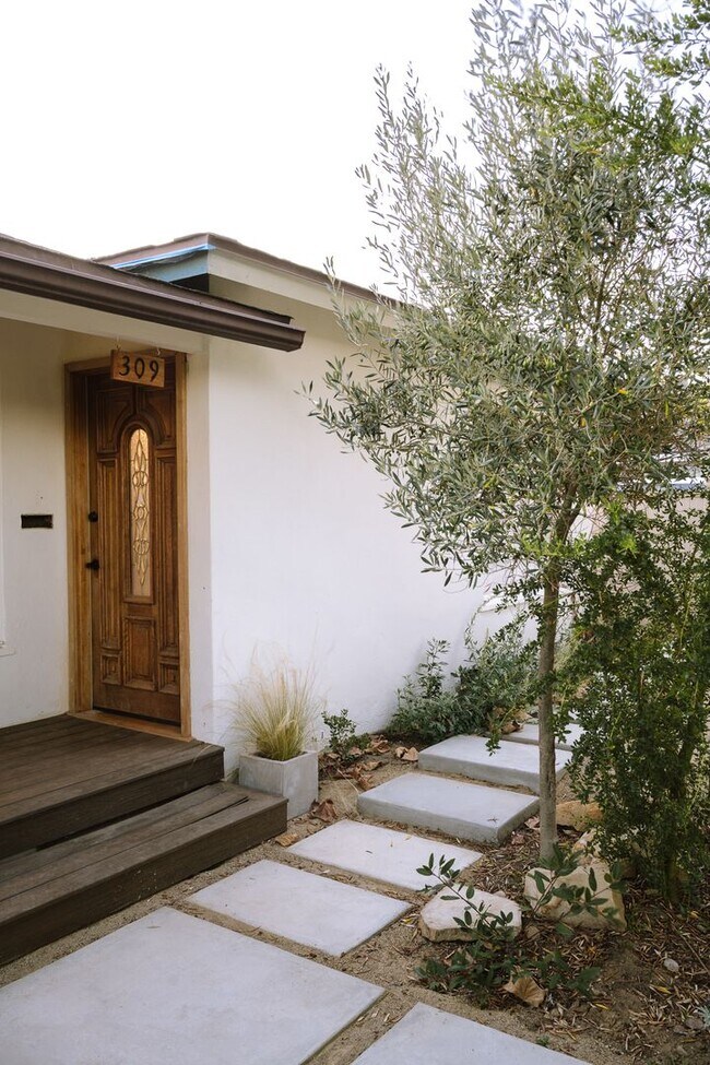 Building Photo - 3 Bedrooms + 2 Bathrooms | Midtown Ventura | Furnished or Unfurnished