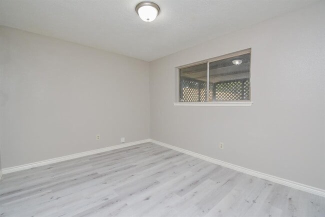 Building Photo - 9334 Golden Wood Ln