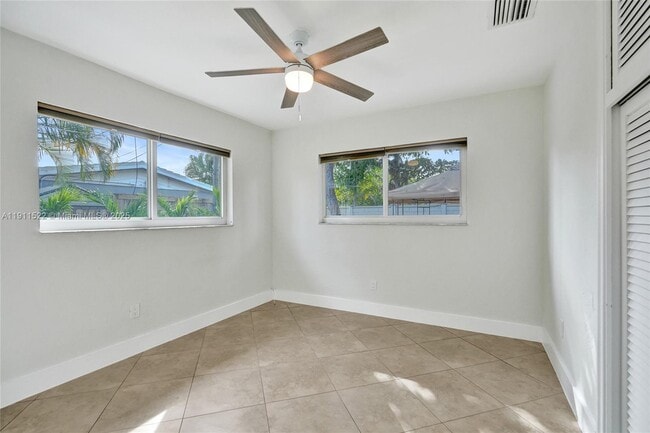 Building Photo - 3033 NE 20th Terrace