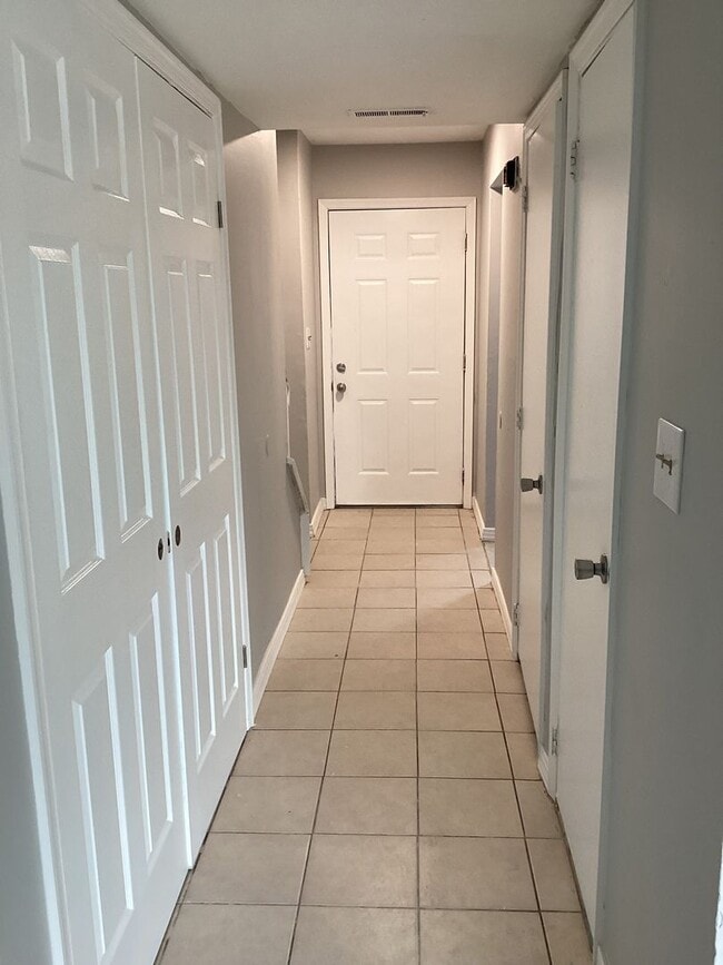 Building Photo - Three bedroom Townhouse  ready to rent