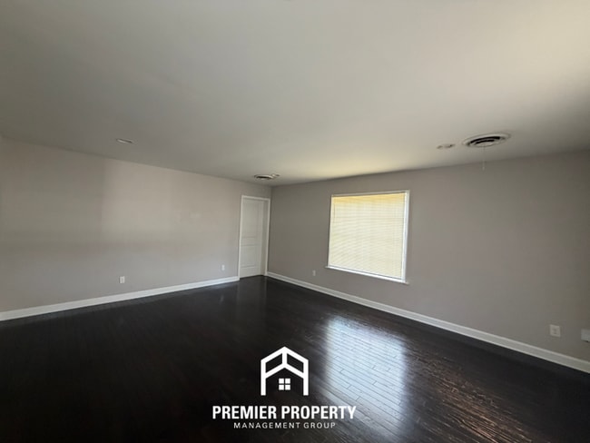 Building Photo - Stunning 3BR Memphis Home with Fenced Backyard & Patio