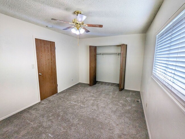 Building Photo - Two Bedroom/1.5 Bath Townhouse