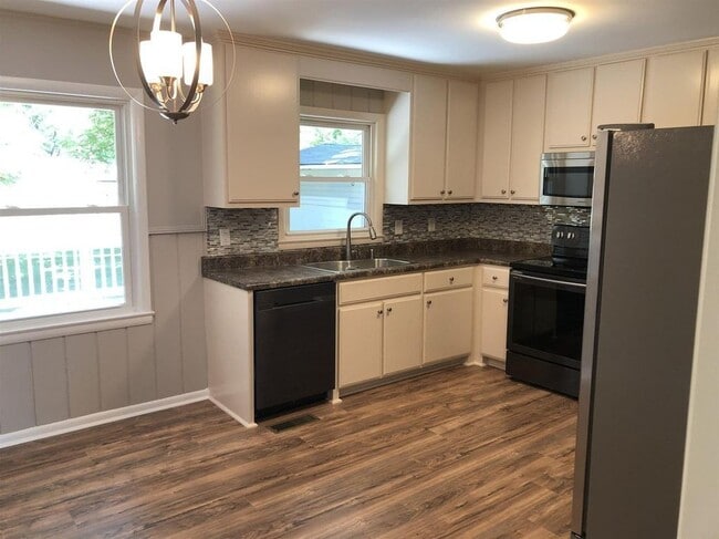 Building Photo - SHOWING FRIDAY 7/18/25 2:30 PM.  3 BEDROOM...