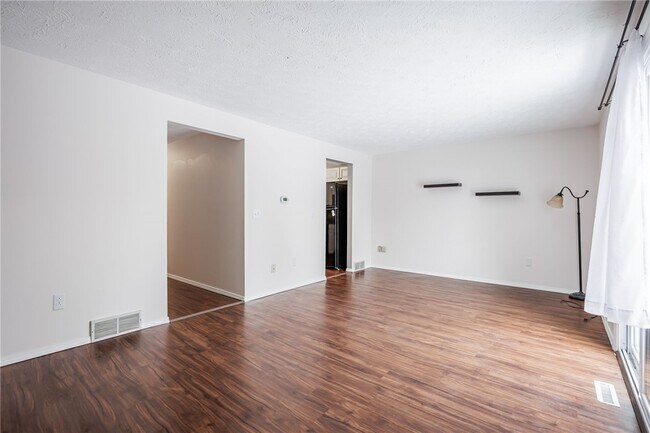 Building Photo - 16 Sanders Farm Dr