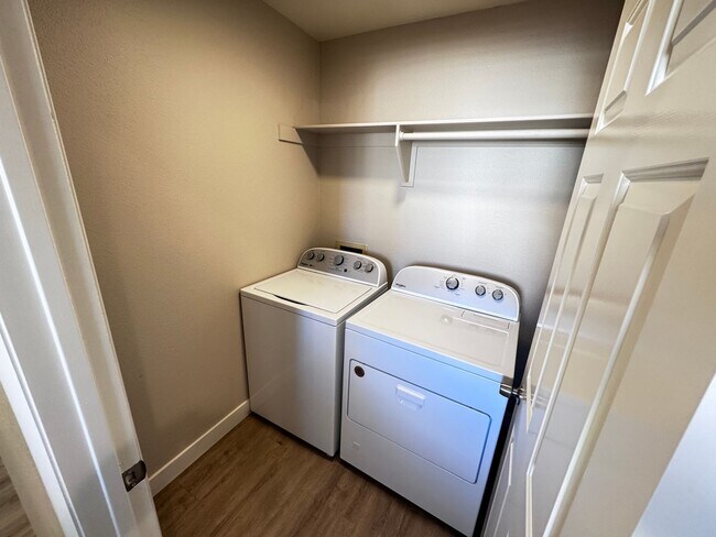 Building Photo - Quaint Home in the Beautiful Desert Shores Community!
