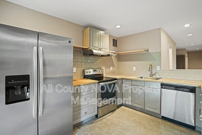 Building Photo - 6428 Earlham Dr