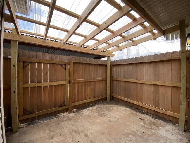 Building Photo - 10682 Hazelhurst Dr